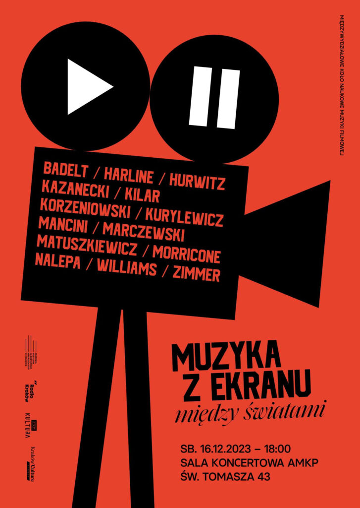 Plakat dotyczący koncertu. Tło czerwone, czarna kamera na niej nazwiska kompozytorów: Badelt/Harline/Hurwitz/Kazanecki/Kilar/Korzeniowski/Kurylewicz/Mancini/Marczewski/Matuszkiewicz/Morricone/Nalepa/Williams/Zimmer Muzyka z ekranu między światami sobota 16.12.2023 godz. 18.00 Sala Koncertowa AMKP św. Tomasza 43